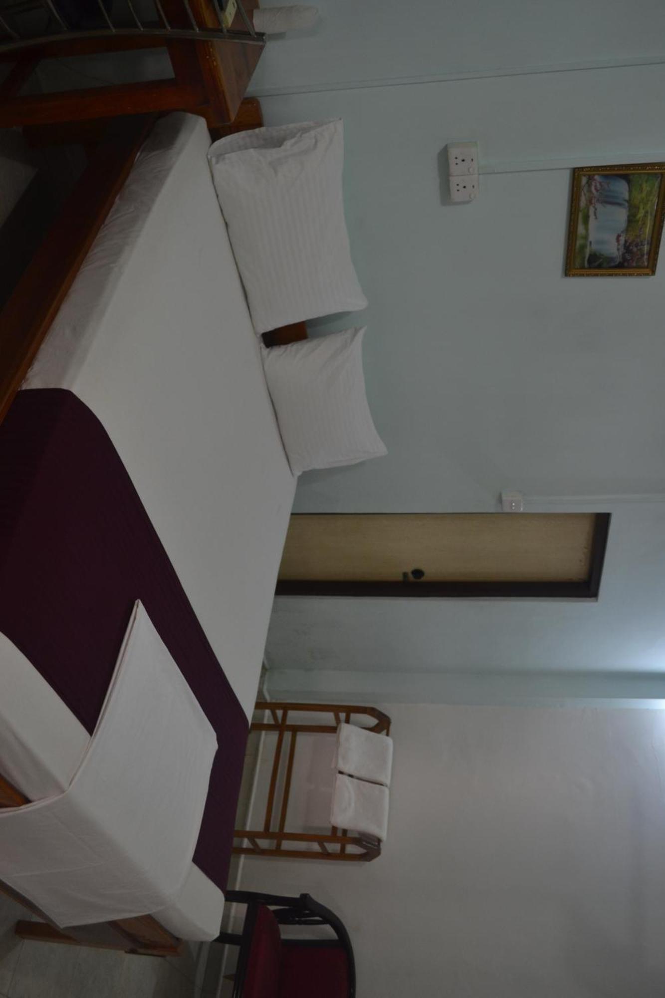 Gnaanams Hotel&Restaurant Jaffna Bagian luar foto