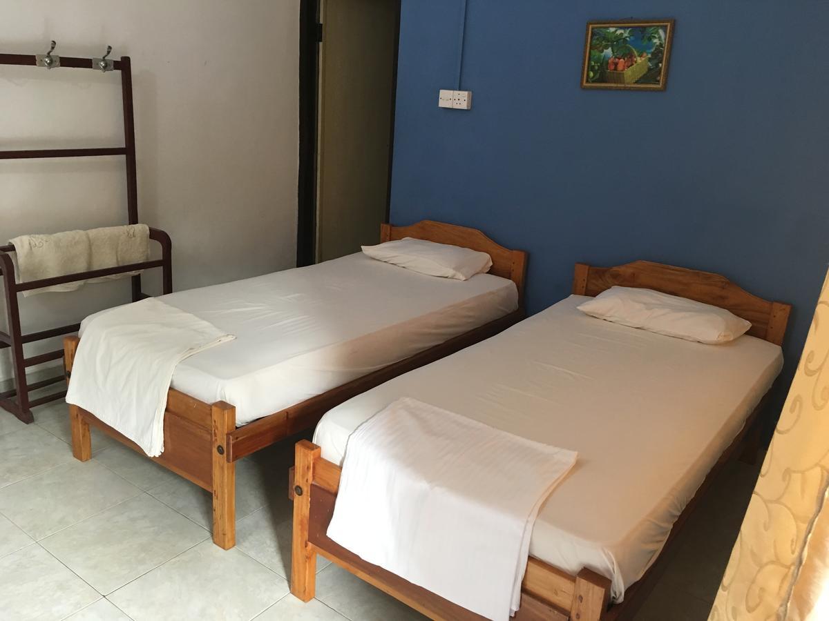 Gnaanams Hotel&Restaurant Jaffna Bagian luar foto