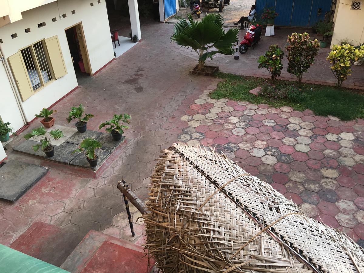 Gnaanams Hotel&Restaurant Jaffna Bagian luar foto