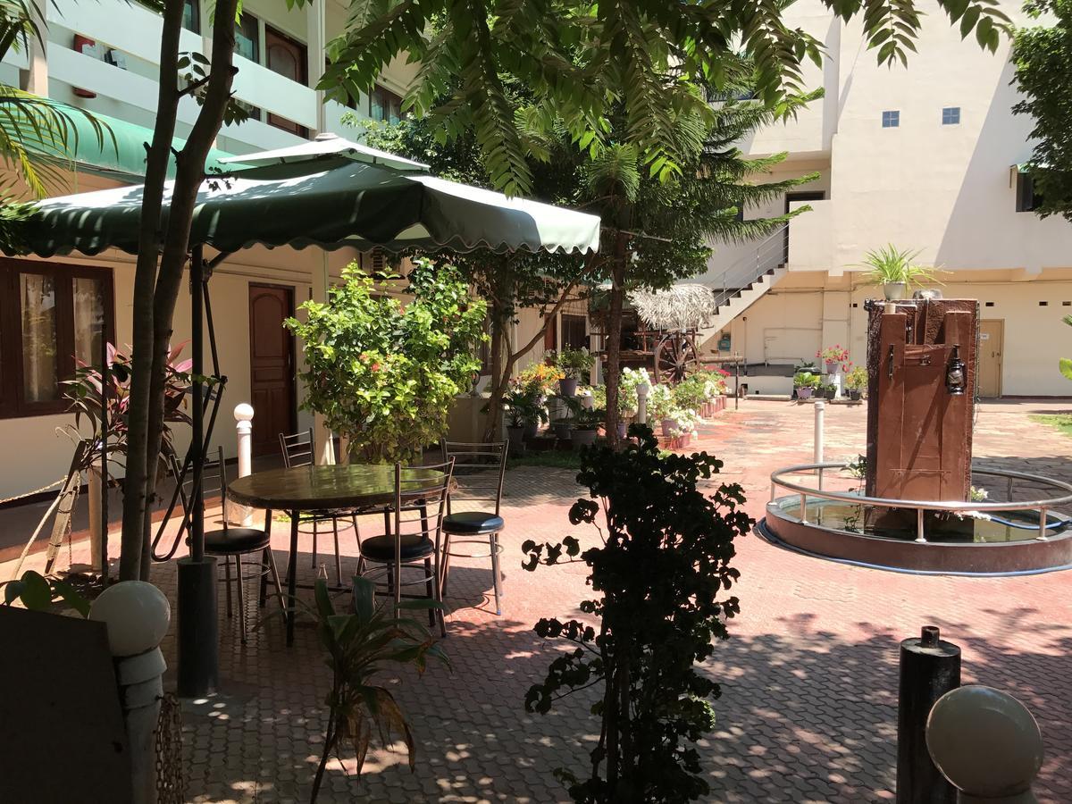 Gnaanams Hotel&Restaurant Jaffna Bagian luar foto