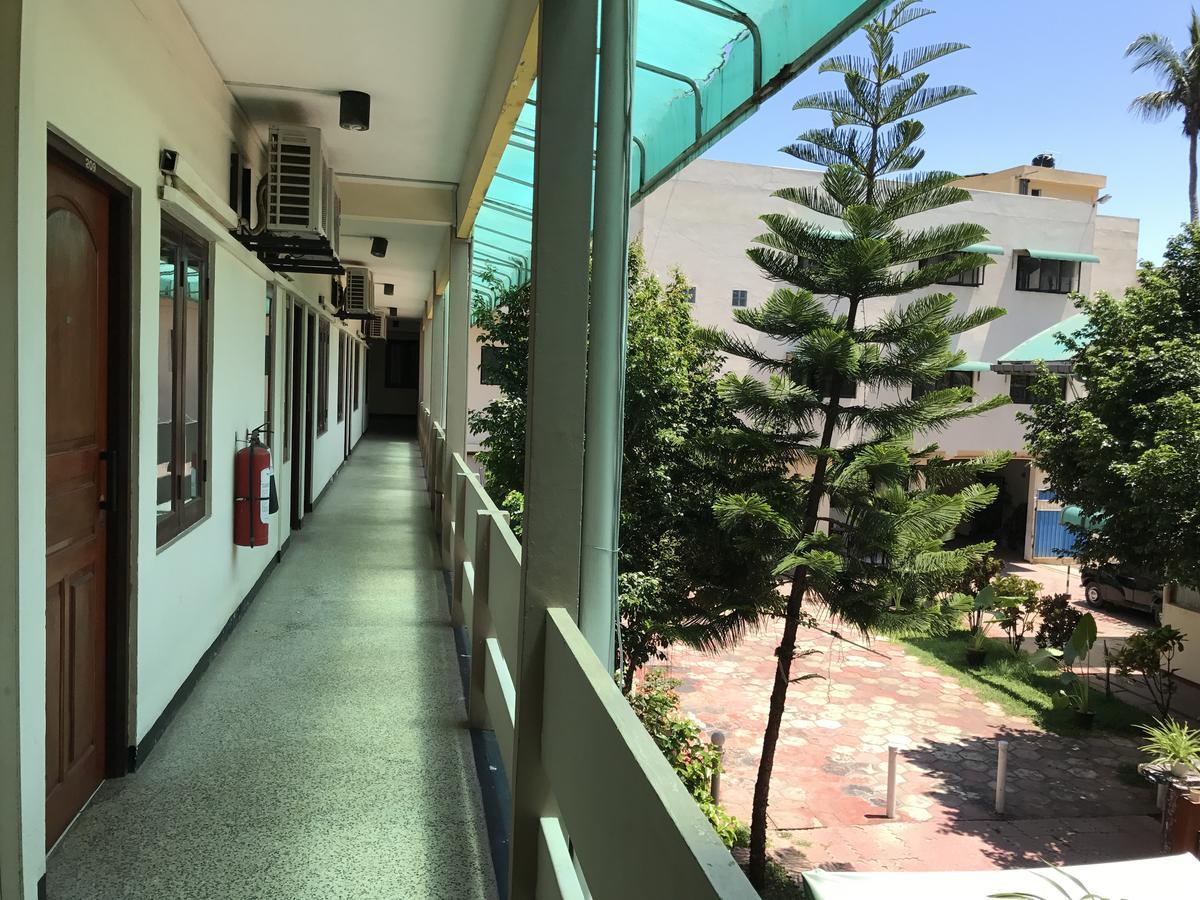 Gnaanams Hotel&Restaurant Jaffna Bagian luar foto