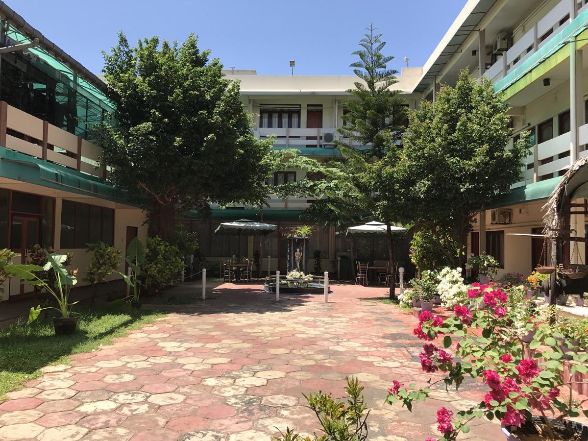 Gnaanams Hotel&Restaurant Jaffna Bagian luar foto