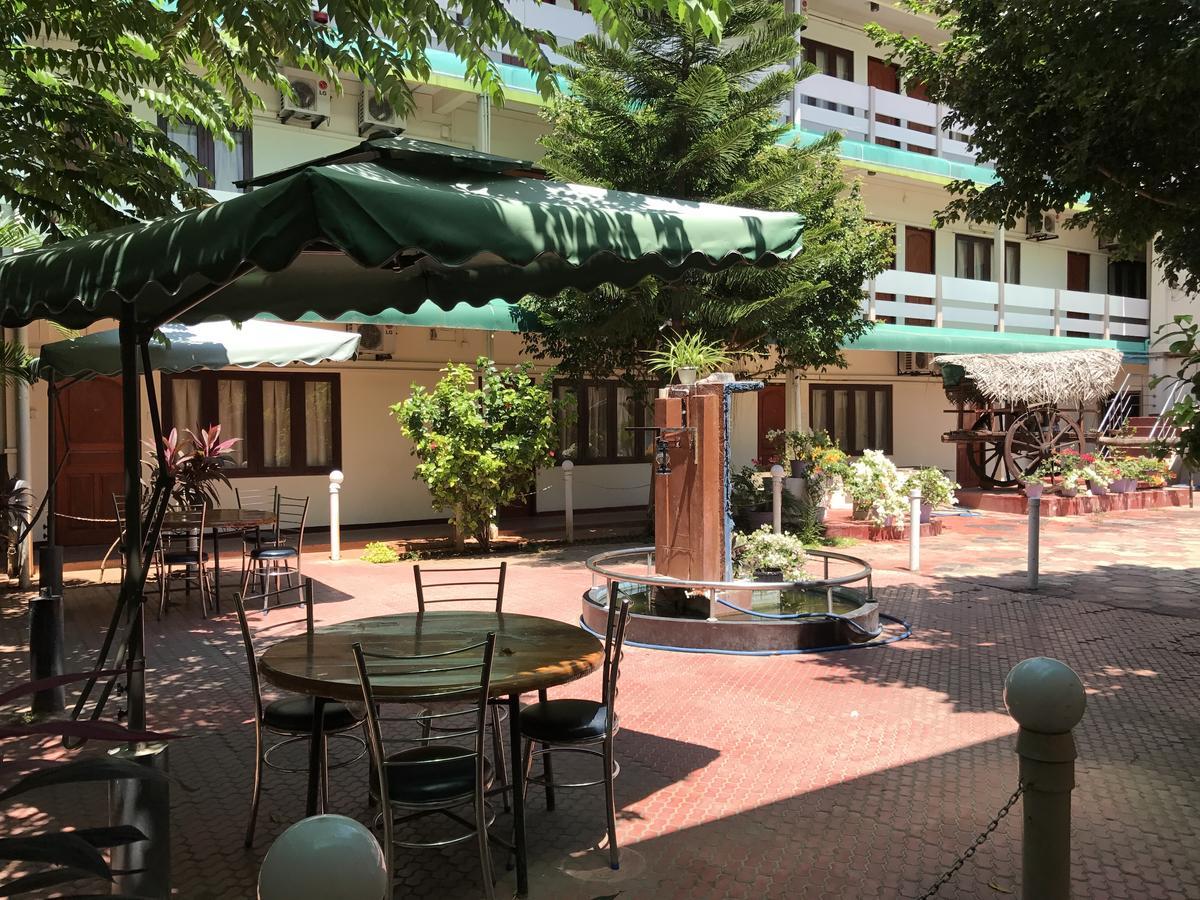 Gnaanams Hotel&Restaurant Jaffna Bagian luar foto