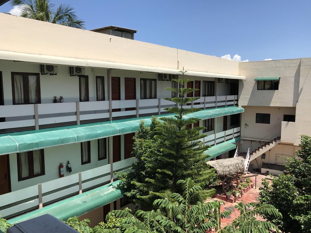 Gnaanams Hotel&Restaurant Jaffna Bagian luar foto