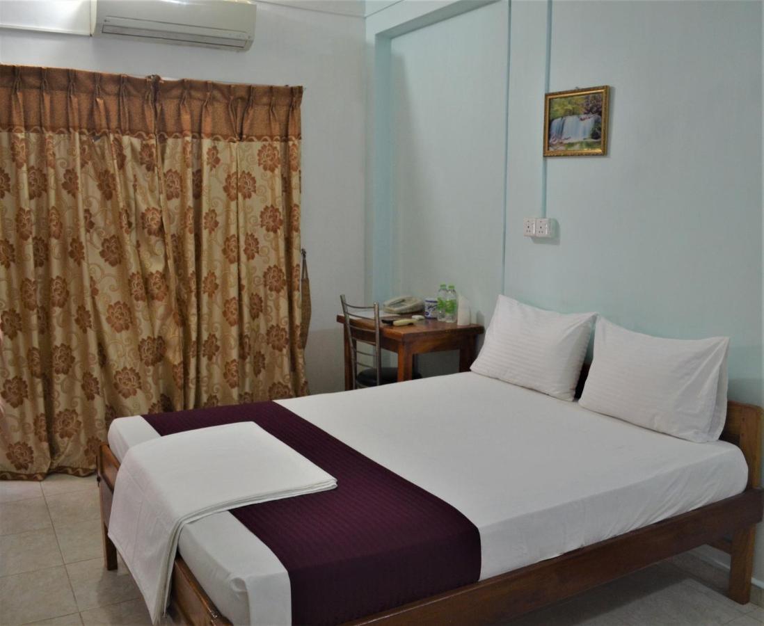 Gnaanams Hotel&Restaurant Jaffna Bagian luar foto